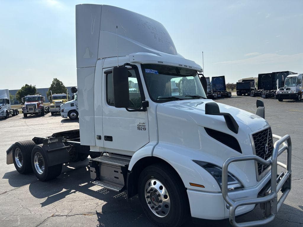 2020 Volvo VNR image 7