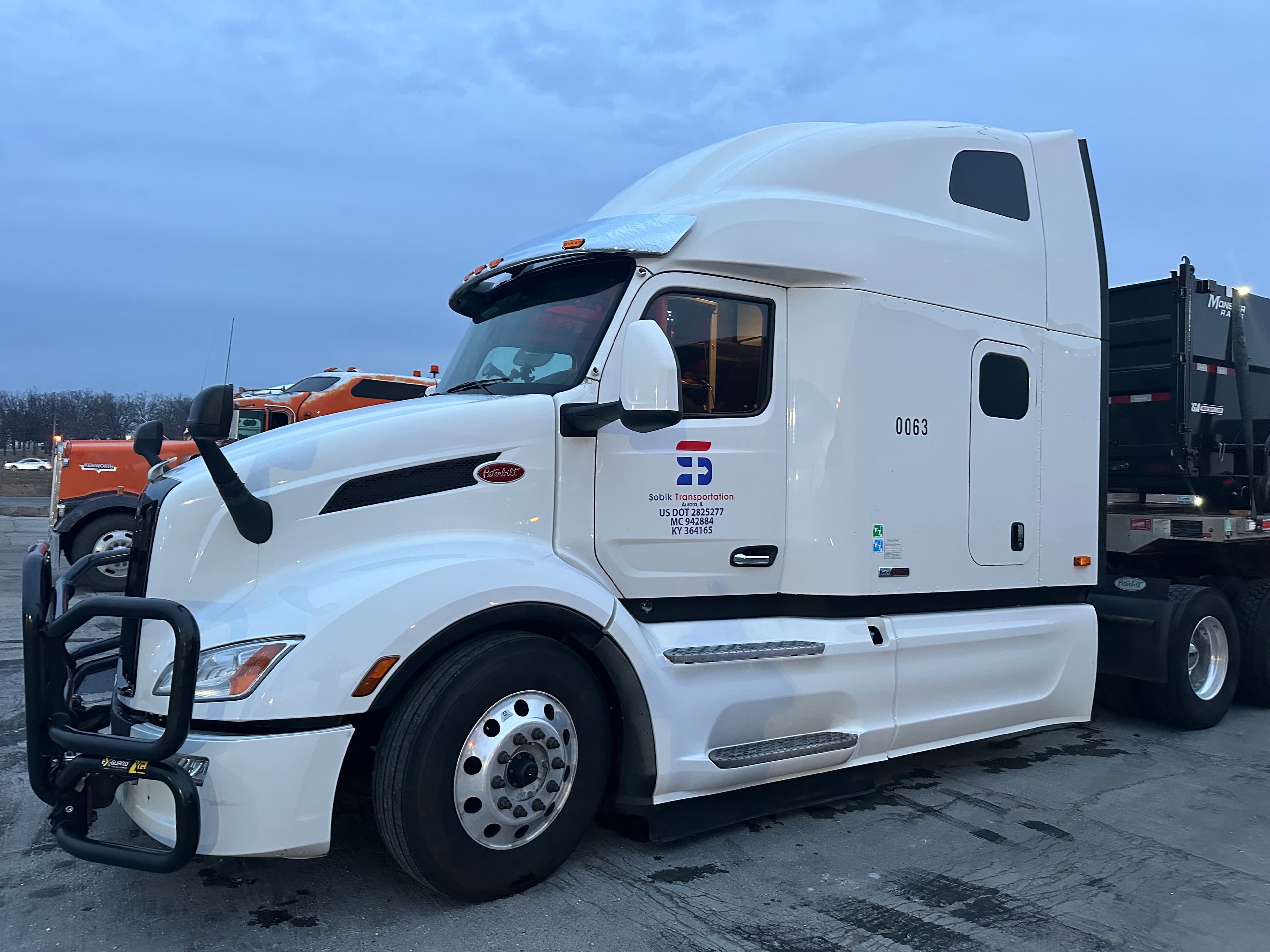 2023 Peterbilt 579 image 1