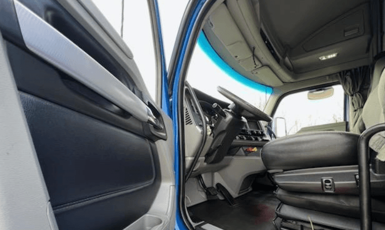 2020 Kenworth T680 image 3