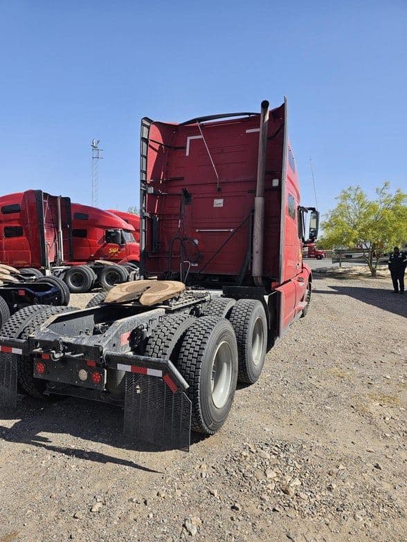2023 Volvo VNL64T760 image 4