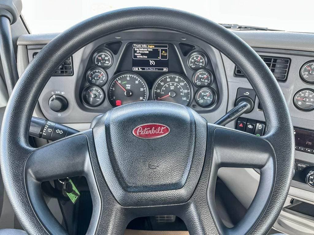 2017 Peterbilt 579 image 5
