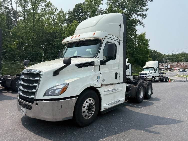 2019 Freightliner Cascadia 126 Day Cab Truck - 435HP, 12 Speed Automatic image 3