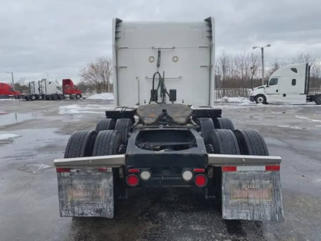 2022 Peterbilt 579 image 2