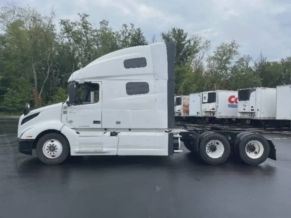 2022 Volvo VNL image 4