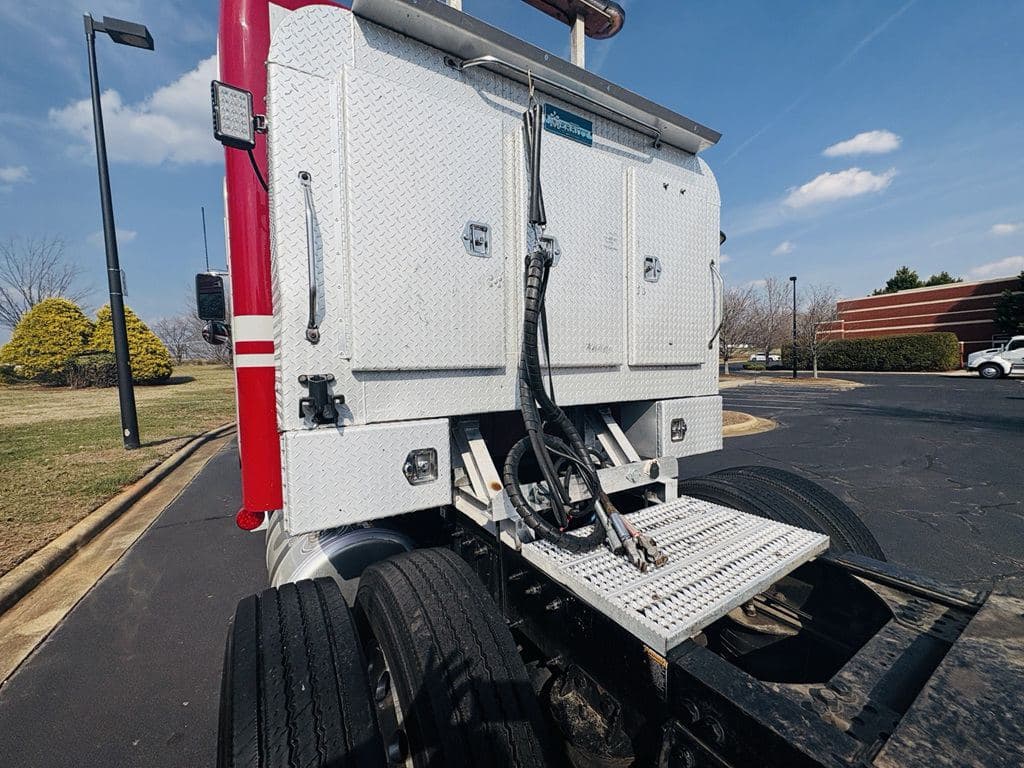 Used 2021 PETERBILT 389 image 8