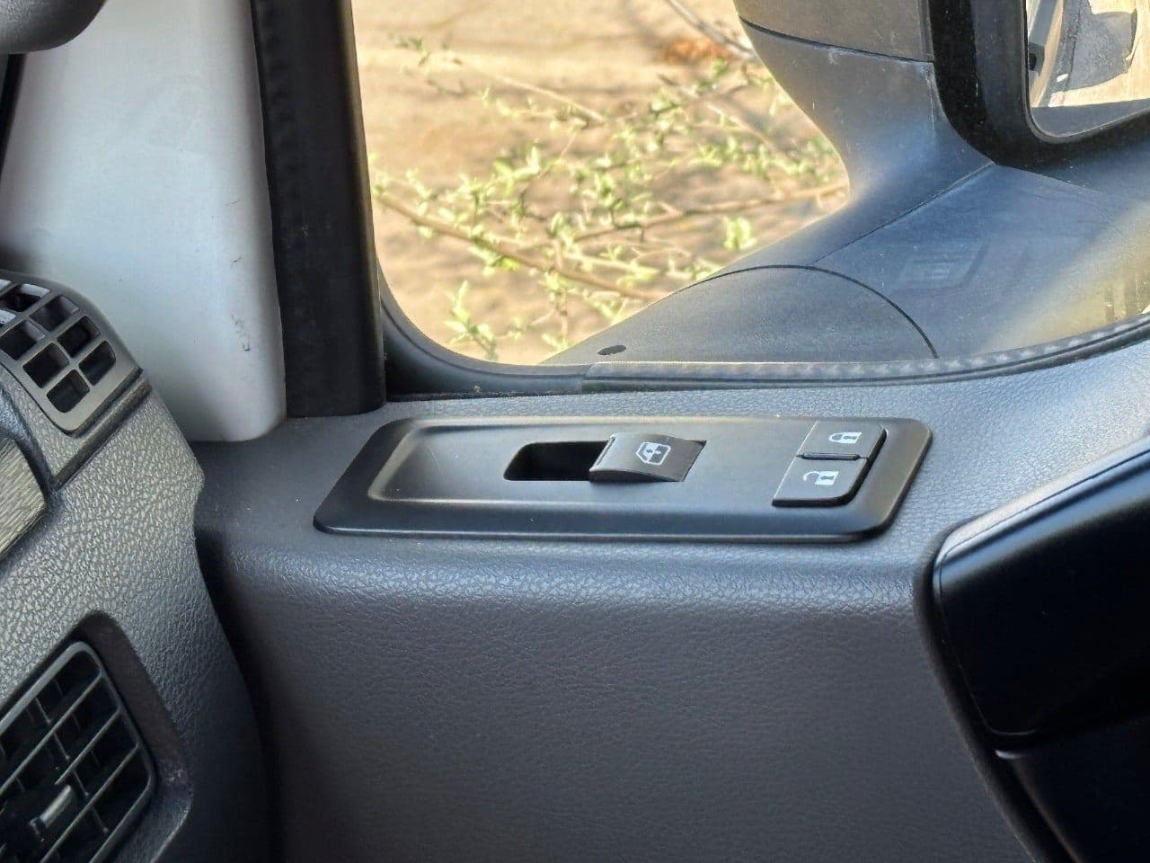 2018 International LT625 image 20