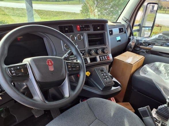 2025 Kenworth T880 image 13