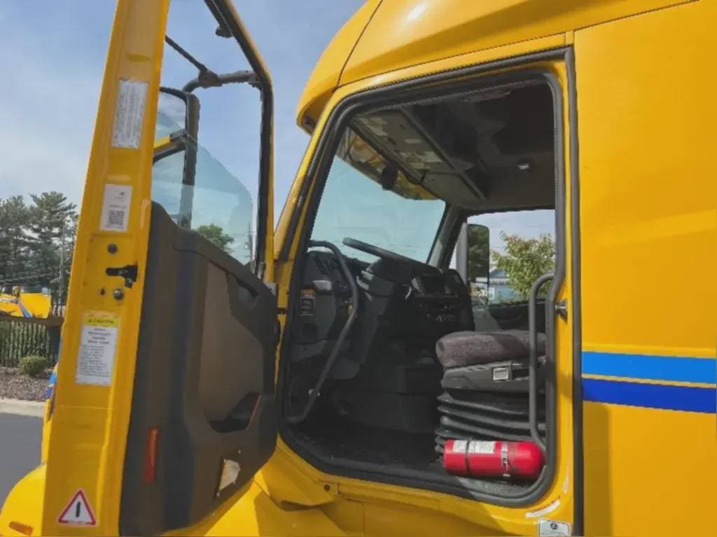 2022 Volvo VNL image 6