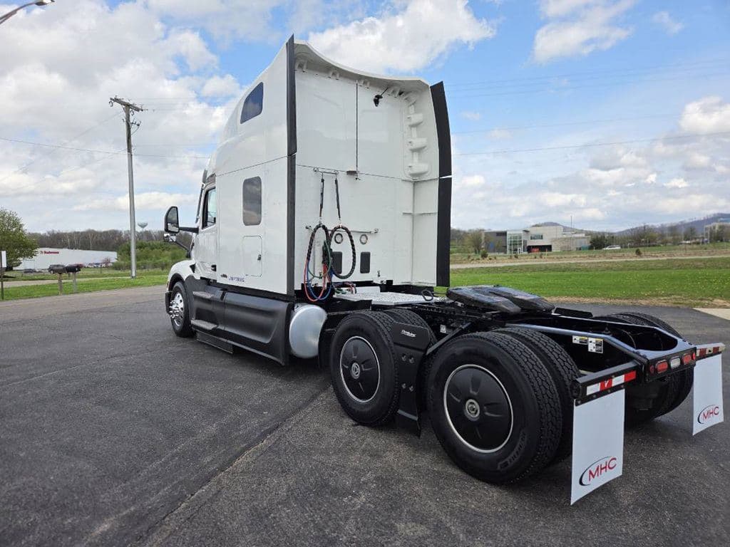 Used 2023 PETERBILT 579 image 8