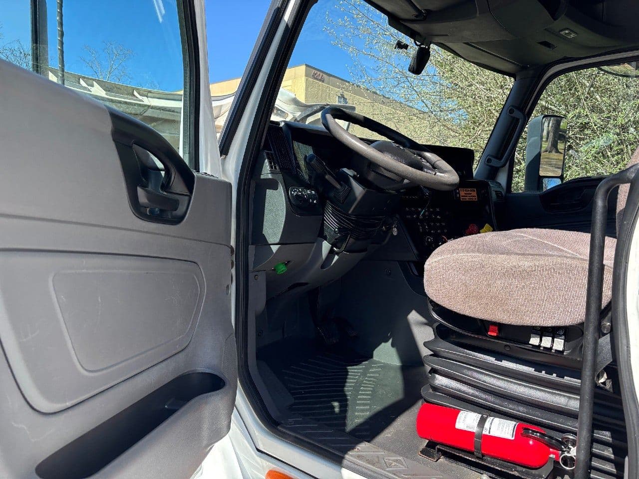 2018 International LT625 image 17