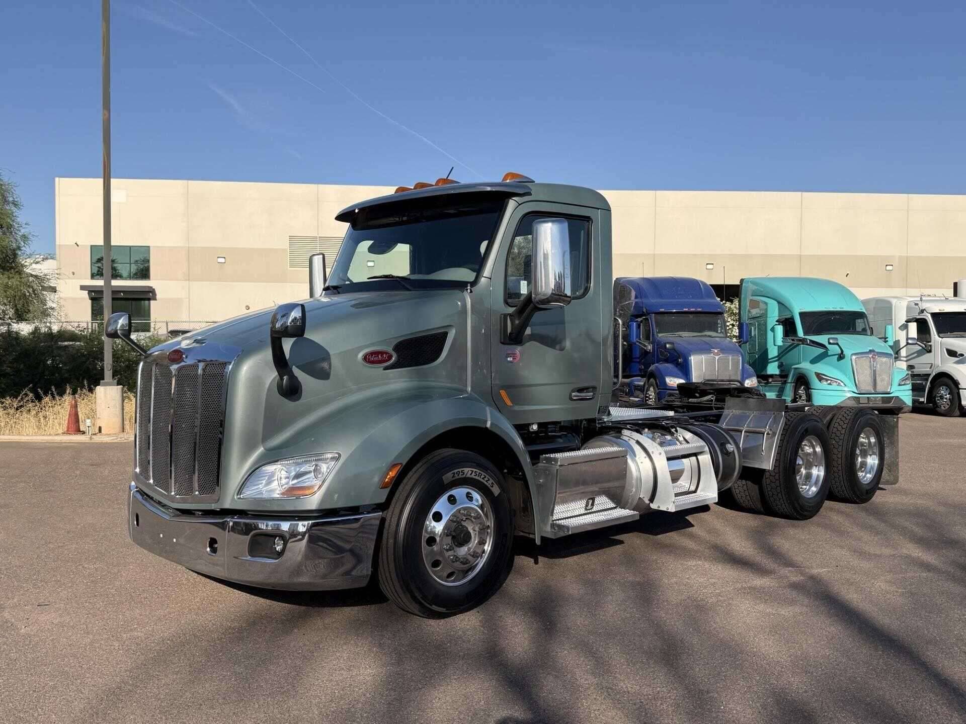 2021 Peterbilt 579 image 1
