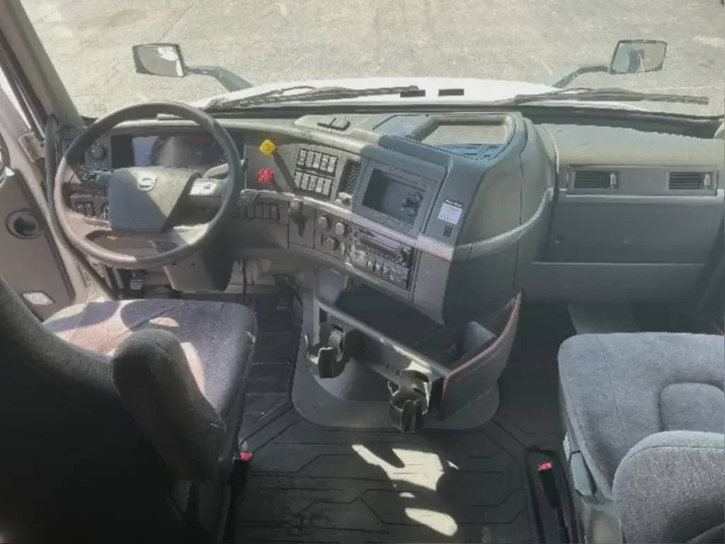 2022 Volvo VNL image 6
