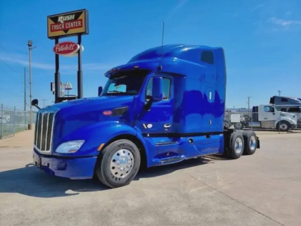 2022 Peterbilt 579 image 2