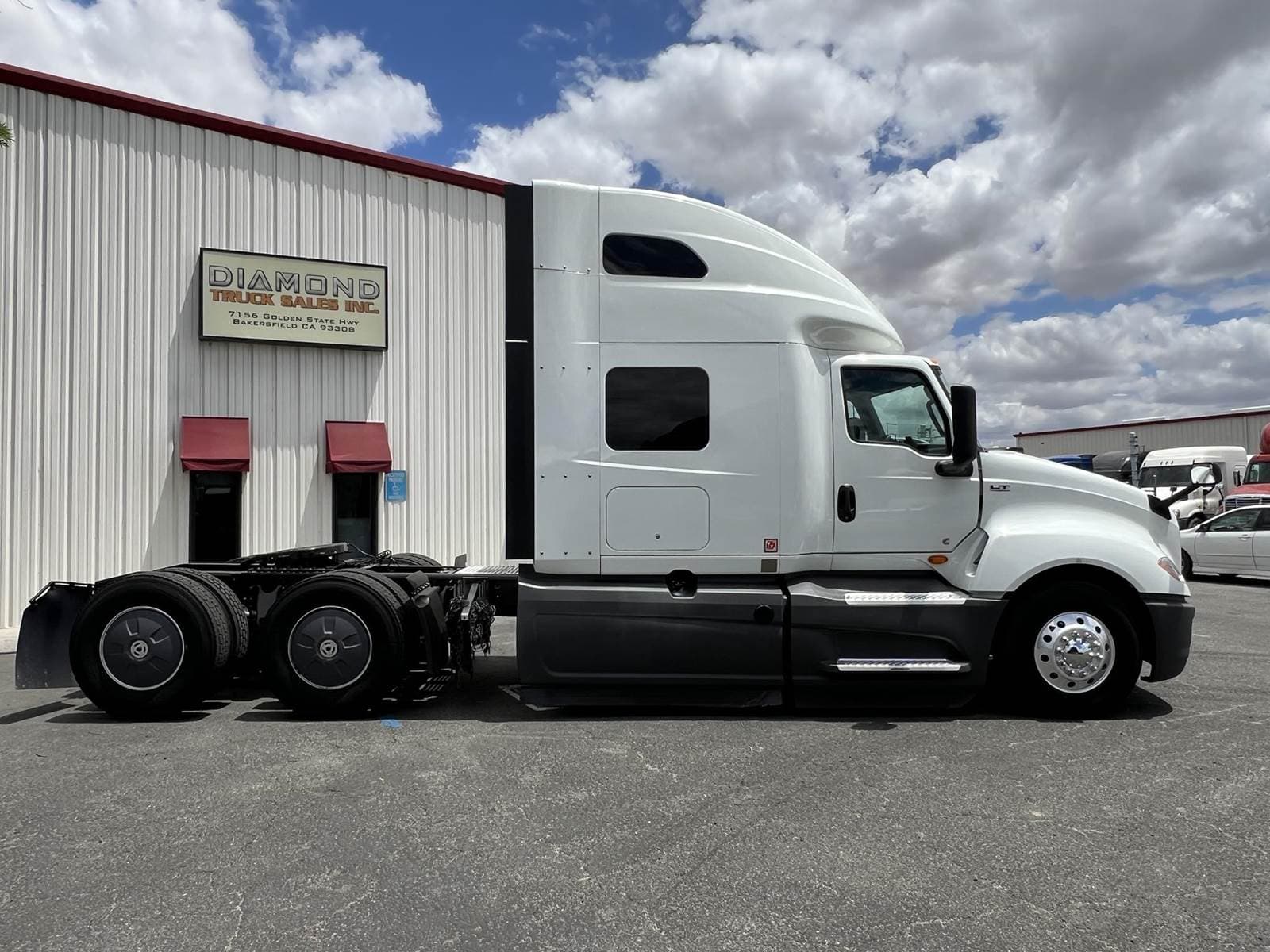 2022 International LT Sleeper Semi Truck - Raised Roof Sleeper, Cummins 450HP, Automatic image 4