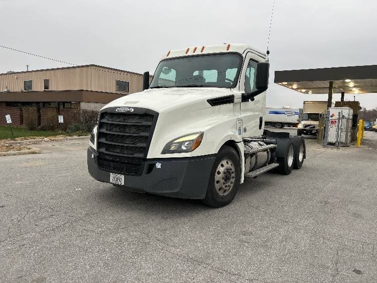 2019 Freightliner Cascadia 126 Day Cab Truck - 450HP, 12 Speed Automatic image 3