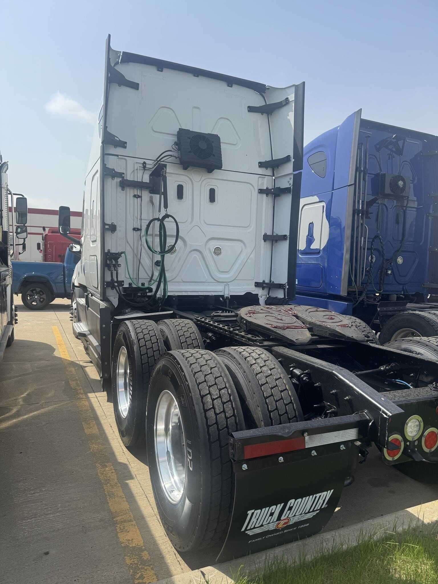 2022 Freightliner Cascadia 126 image 2