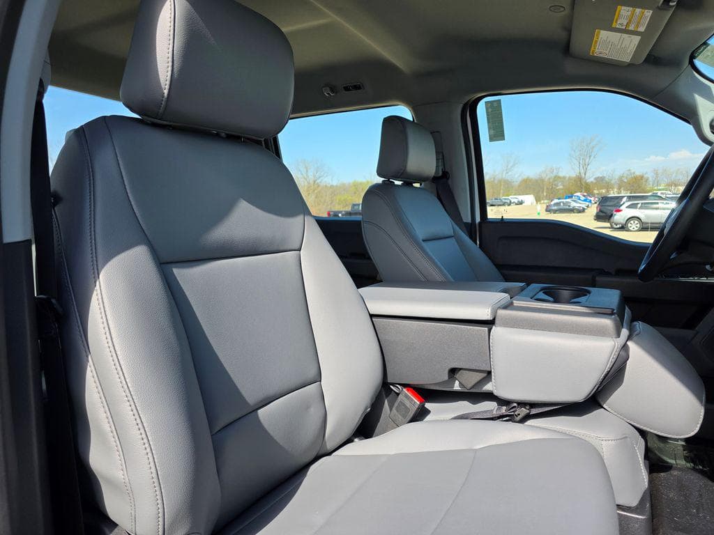 2026 Ford F-450SD XL DRW CAB CHASSIS image 39