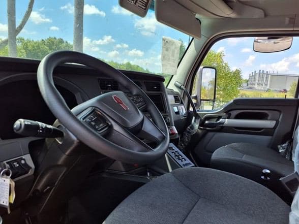 2025 Kenworth T880 image 13