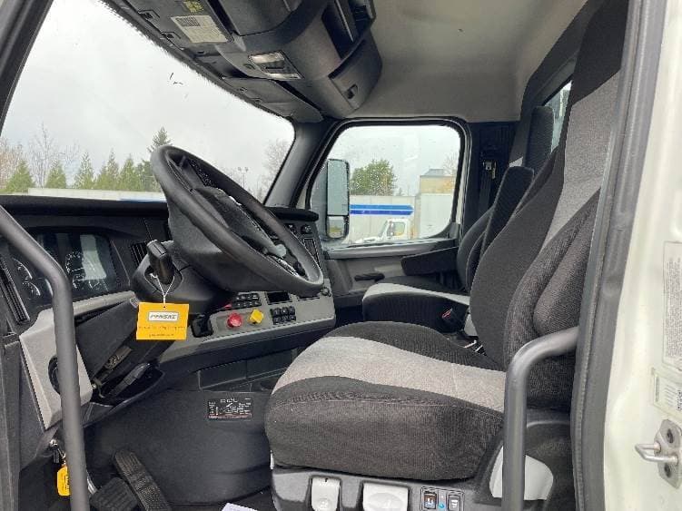 2019 Freightliner Cascadia 126 Day Cab Truck - 455HP, 12 Speed Automatic image 9