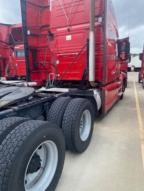 2023 Volvo VNL64T760 image 5