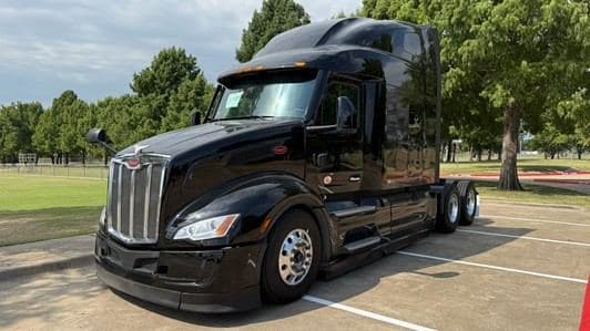 2022 Peterbilt 579 image 3