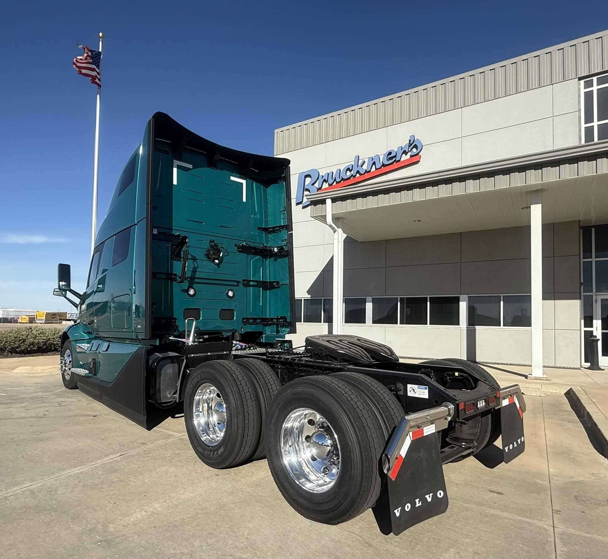 2026 Volvo NEW VNL image 2