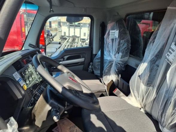 2025 Kenworth T880 image 10