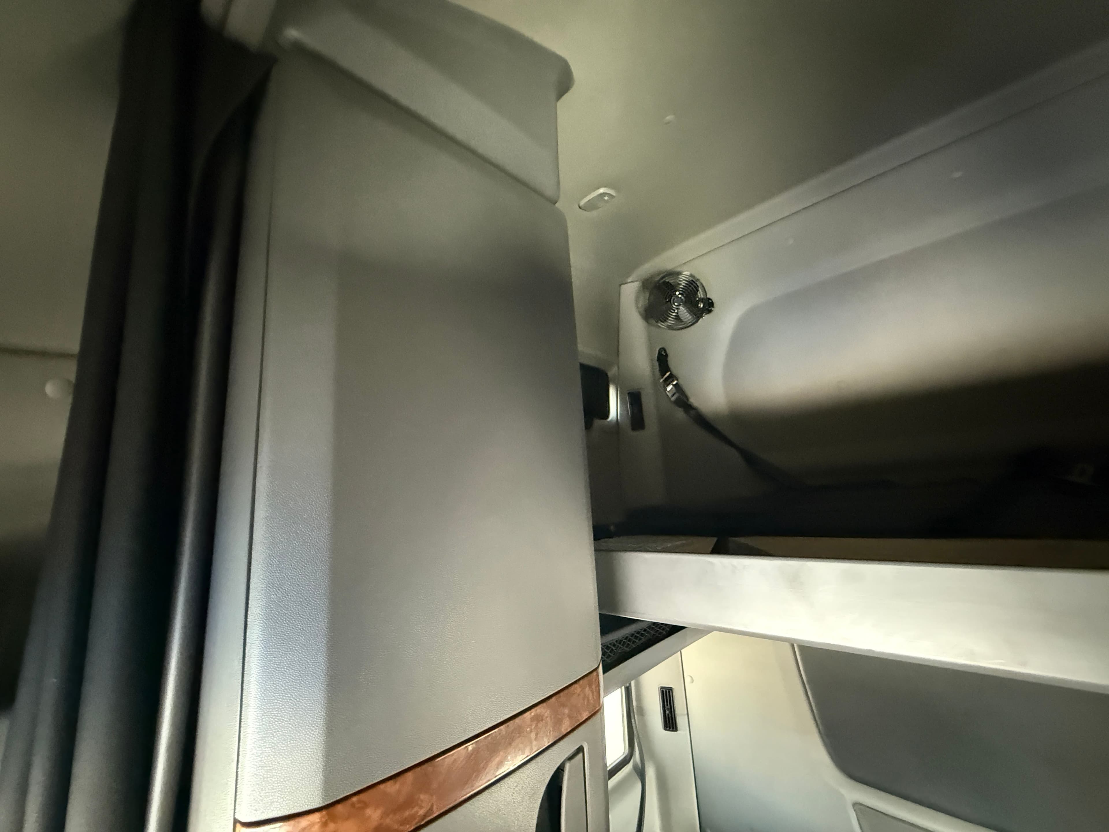 2021 International LT image 17