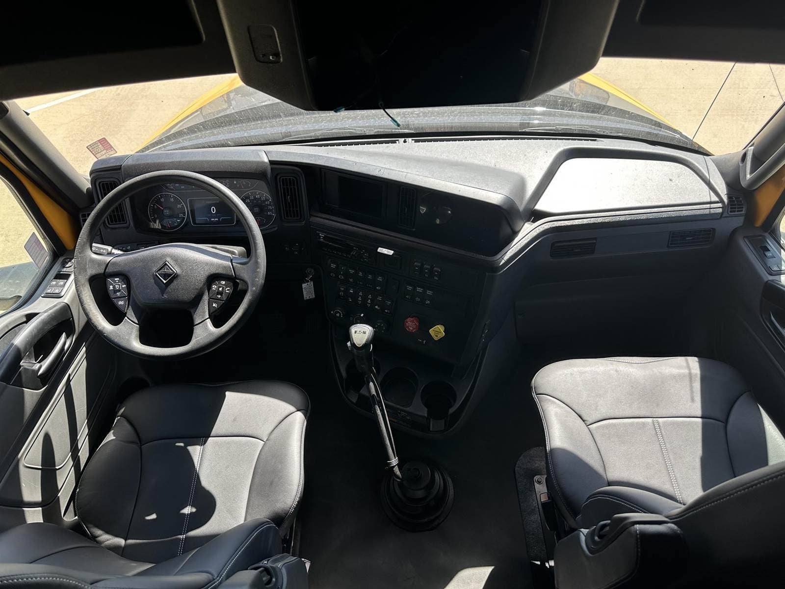 2020 International LT625 image 5