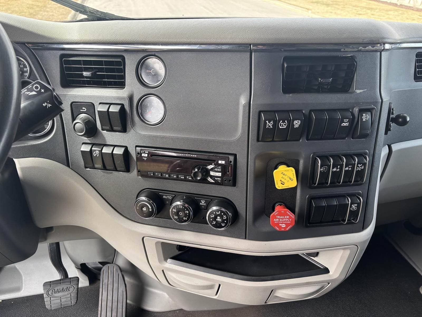 2021 Peterbilt 579 image 11