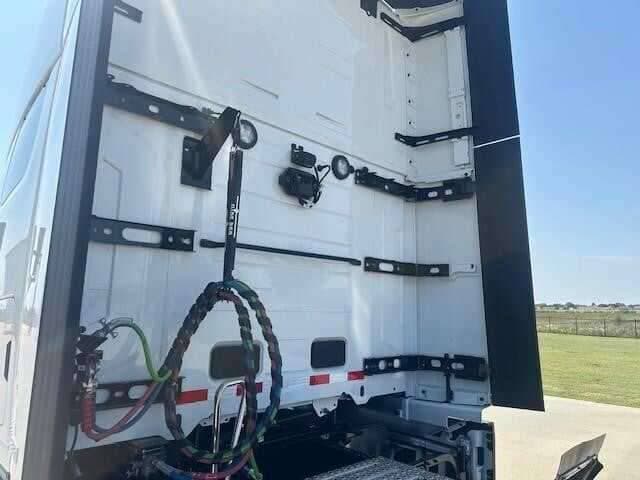 2026 Volvo NEW VNL64T860 image 3