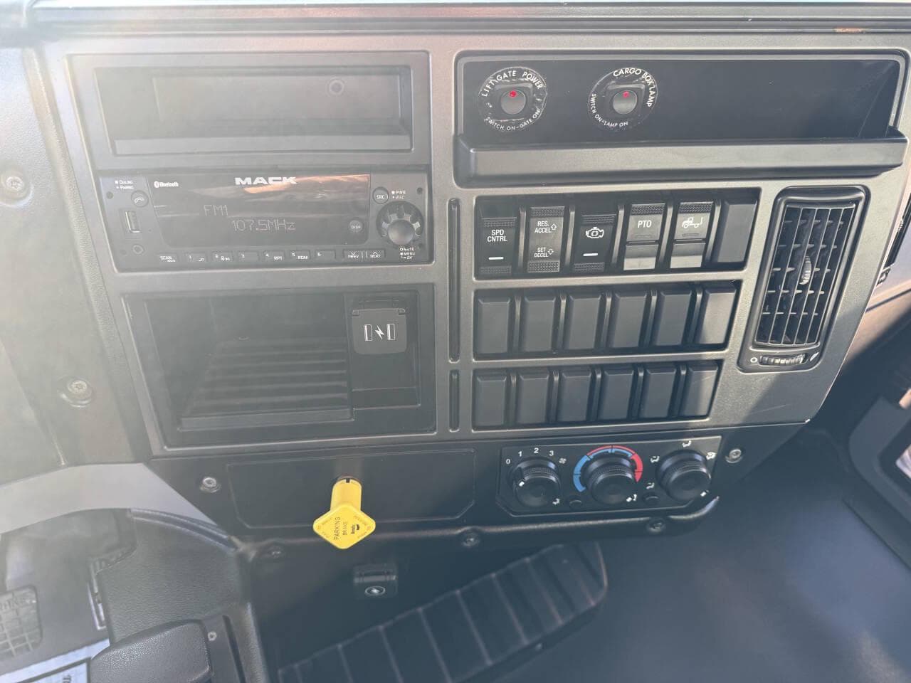 2022 Mack MD6 image 9