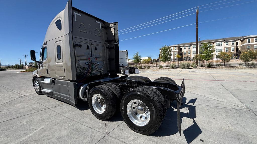 Used 2024 FREIGHTLINER PT126064ST image 8