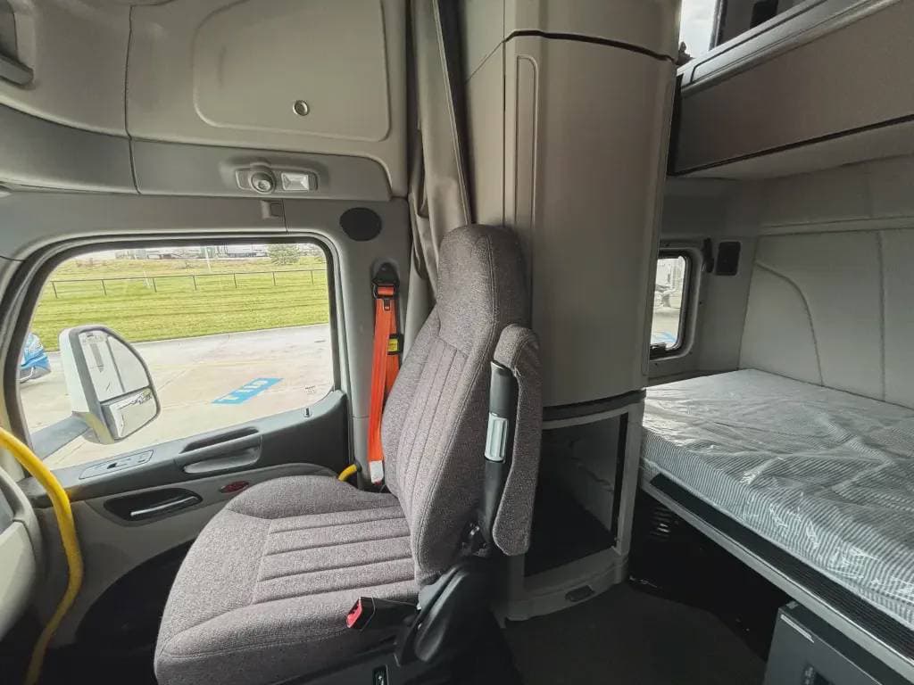 2022 Peterbilt 579 image 7
