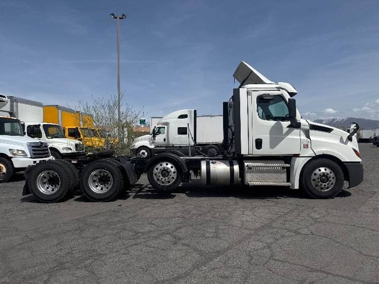 2021 Freightliner Cascadia image 2