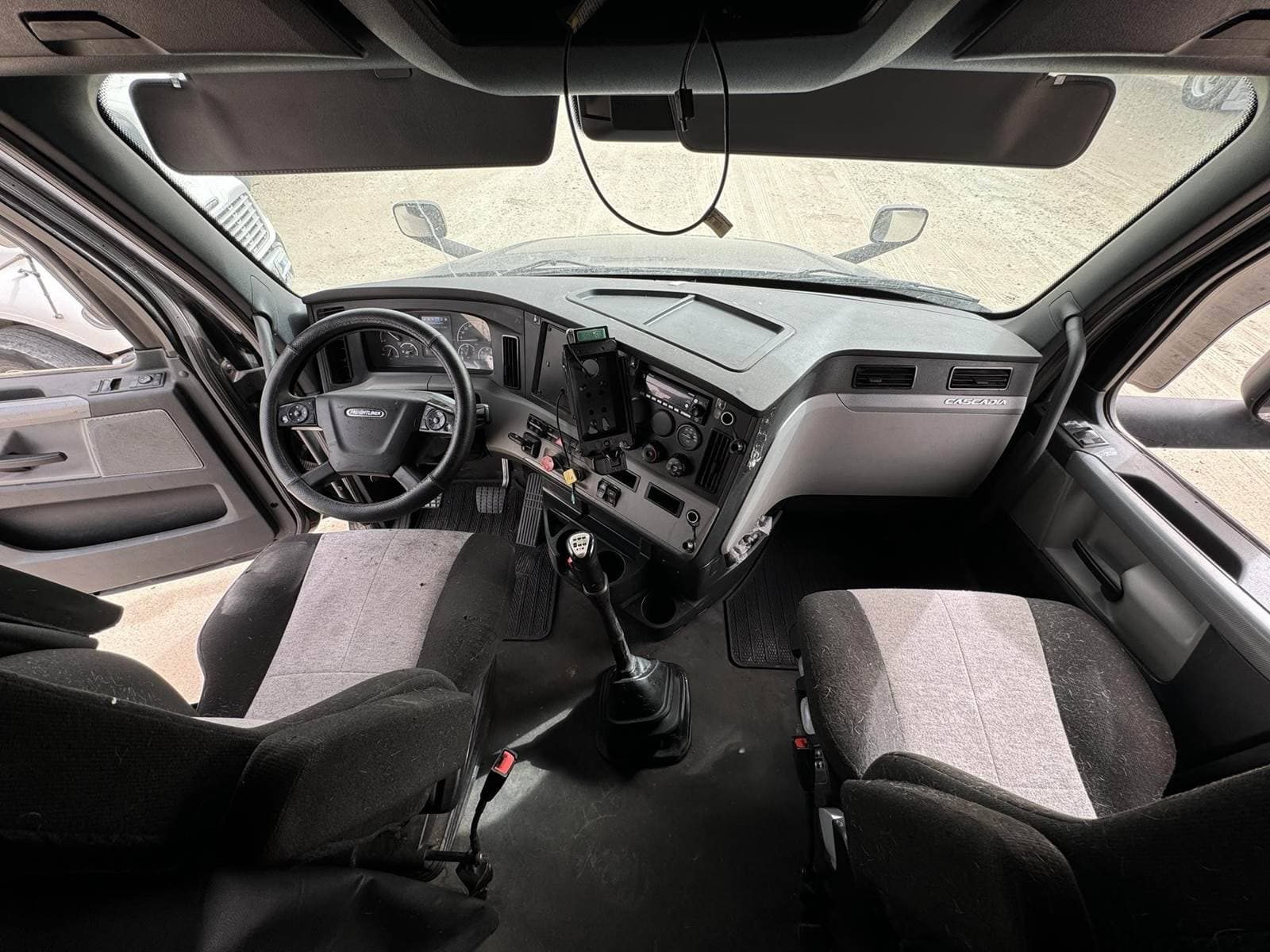 2022 Freightliner Cascadia image 9