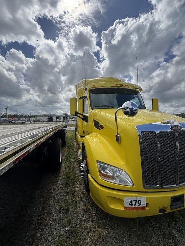 2017 Peterbilt 579 image 2