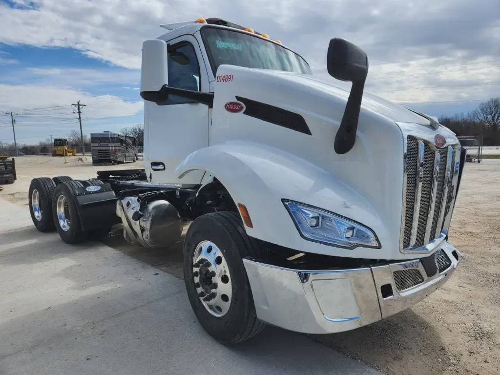 2023 Peterbilt 579 image 1
