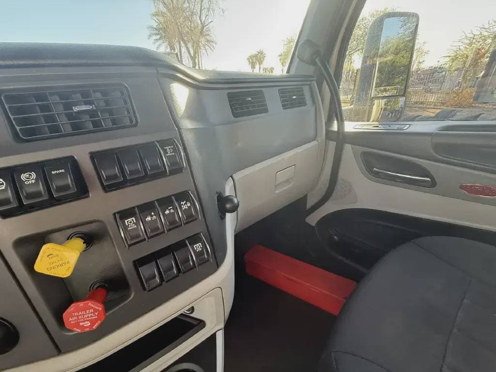 2023 Peterbilt 579 image 7