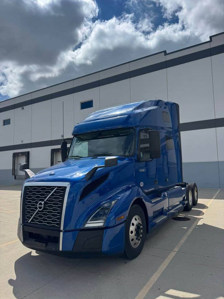 2021 Volvo VNL670 image 1