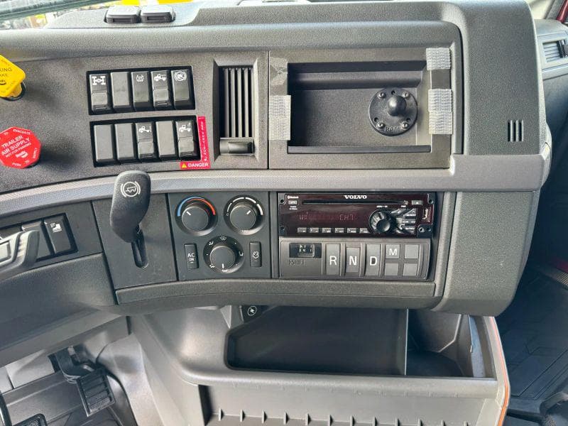 2021 Volvo VNL image 31