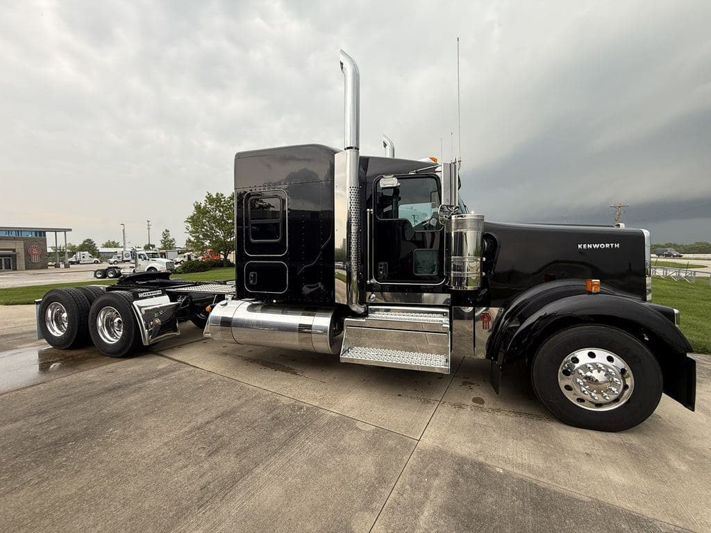 New 2027 KENWORTH W900L image 9