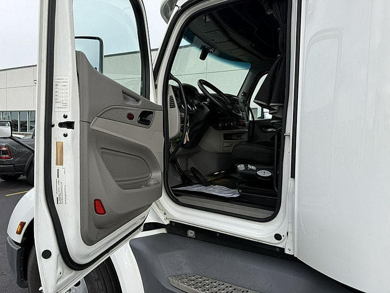 2021 Peterbilt 579 image 8