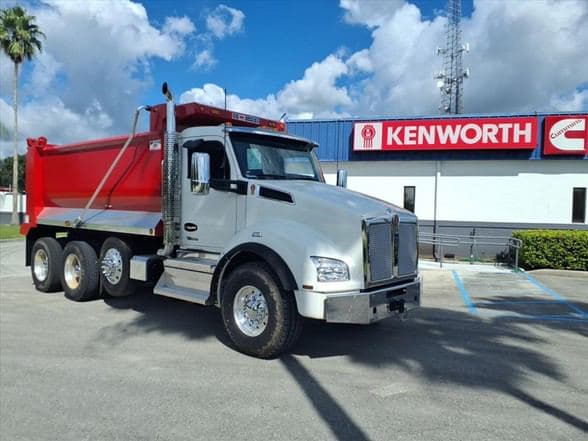 2025 Kenworth T880 image 1