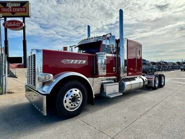 2021 Peterbilt 389 image 1