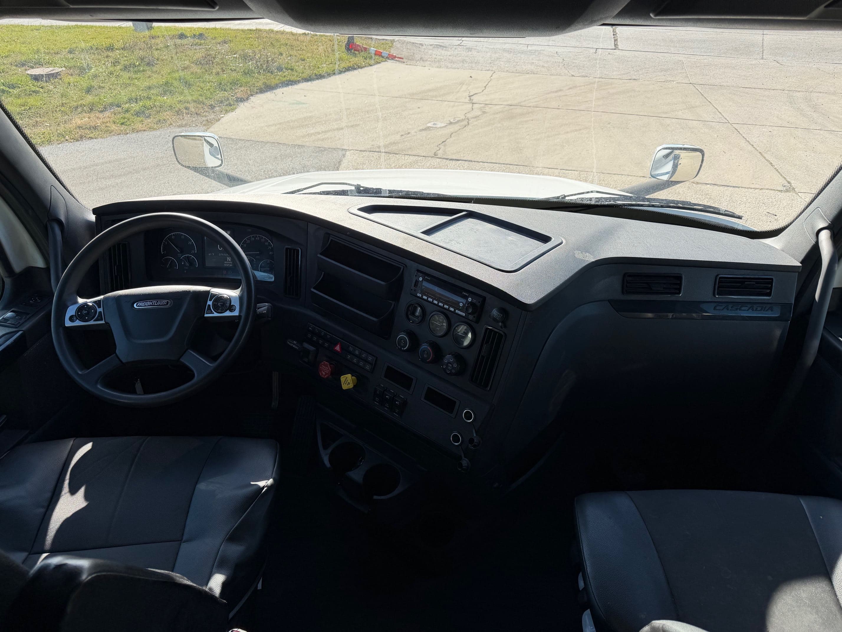 2023 Freightliner Cascadia image 7