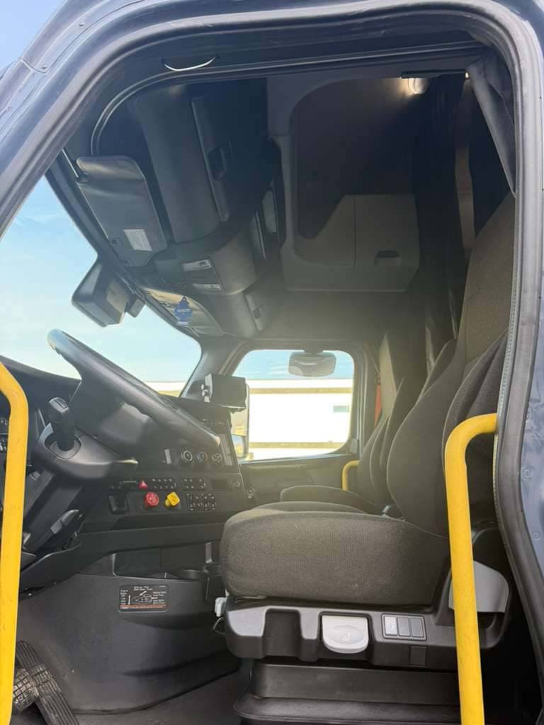 2024 Freightliner Cascadia image 10