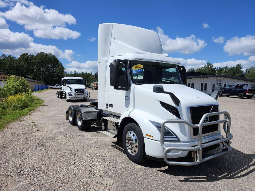 2020 Volvo VNR image 7
