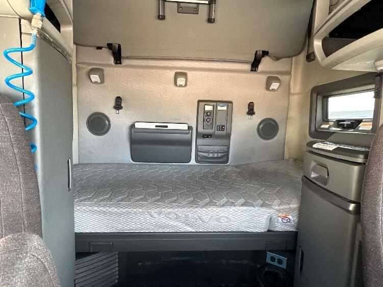 2023 Volvo VNL64760 image 7