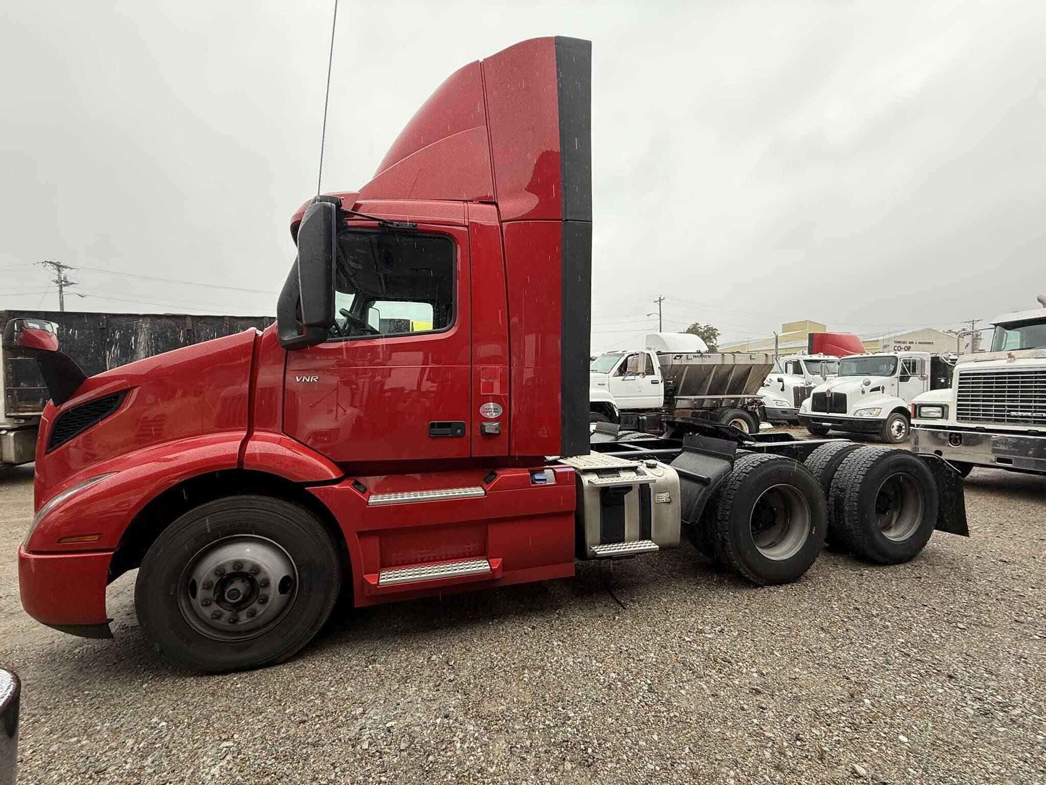 2022 Volvo VNR image 3